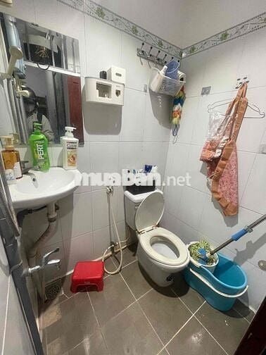 Chủ nhà chuyển ra Hà Nội nên cho thuê nguyên căn nhà 1 trệt 1 lầu