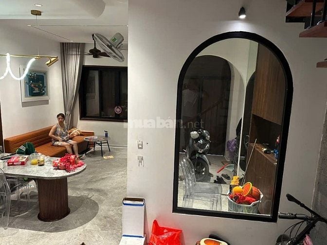 Bán nhà Khâm Thiên 42m2 , 5 tầng , ngõ thông , nội thất xịn 13,8 tỷ