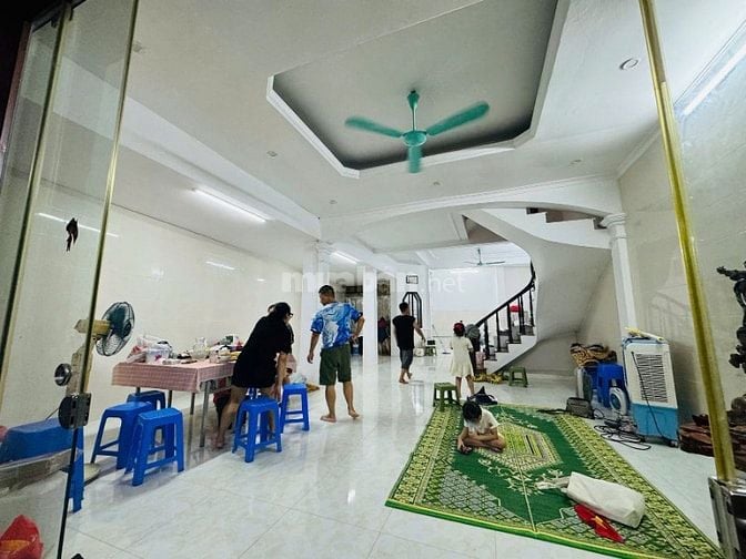 Cho thuê nhà ngõ to ô tô đỗ cửa gần đường to Nguyễn Chí Thanh, 128 m2