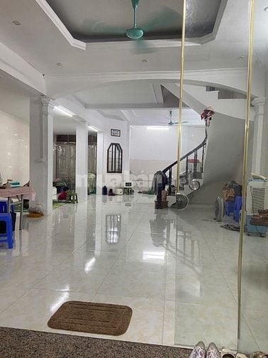 Cho thuê nhà ngõ to ô tô đỗ cửa gần đường to Nguyễn Chí Thanh, 128 m2