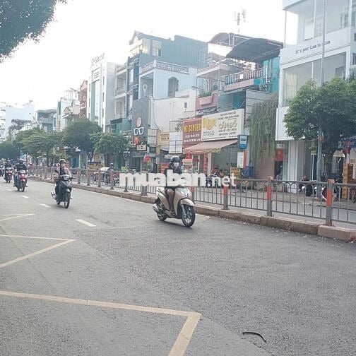 Bán nhà Phan Văn Trị đối diện Vincom 55m, 5 tầng BTCT, chân dài 18m.