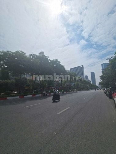 Bán nhà mặt phố Văn Cao, vỉa hè rộng