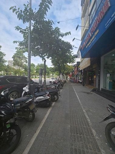Bán nhà mặt phố Văn Cao, vỉa hè rộng
