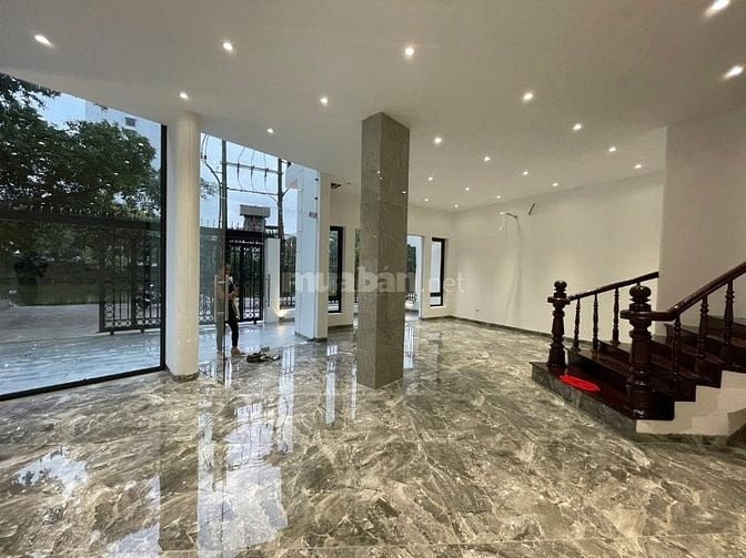 Cho thuê nhà 5 tầng, mặt hồ Hàm Long, số 28 ngõ 8 phố Từ Hoa, Tây Hồ