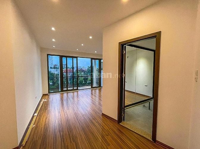 Cho thuê nhà 5 tầng, mặt hồ Hàm Long, số 28 ngõ 8 phố Từ Hoa, Tây Hồ