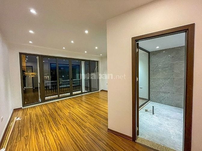Cho thuê nhà 5 tầng, mặt hồ Hàm Long, số 28 ngõ 8 phố Từ Hoa, Tây Hồ