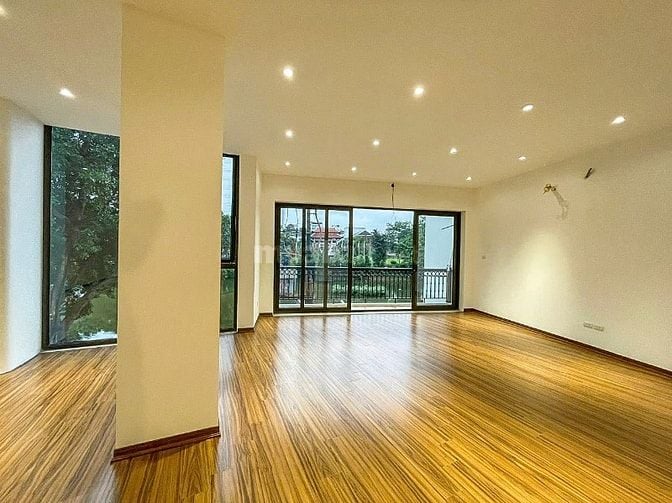 Cho thuê nhà 5 tầng, mặt hồ Hàm Long, số 28 ngõ 8 phố Từ Hoa, Tây Hồ