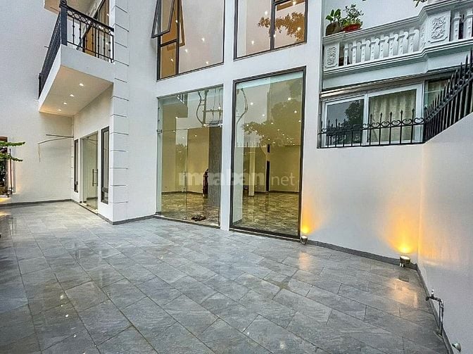 Cho thuê nhà 5 tầng, mặt hồ Hàm Long, số 28 ngõ 8 phố Từ Hoa, Tây Hồ