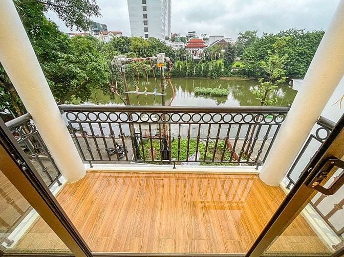 Cho thuê nhà 5 tầng, mặt hồ Hàm Long, số 28 ngõ 8 phố Từ Hoa, Tây Hồ