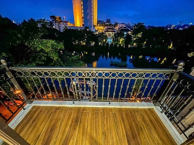 Cho thuê nhà 5 tầng, mặt hồ Hàm Long, số 28 ngõ 8 phố Từ Hoa, Tây Hồ