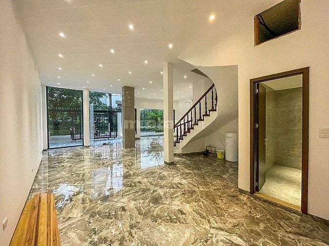 Cho thuê nhà 5 tầng, mặt hồ Hàm Long, số 28 ngõ 8 phố Từ Hoa, Tây Hồ