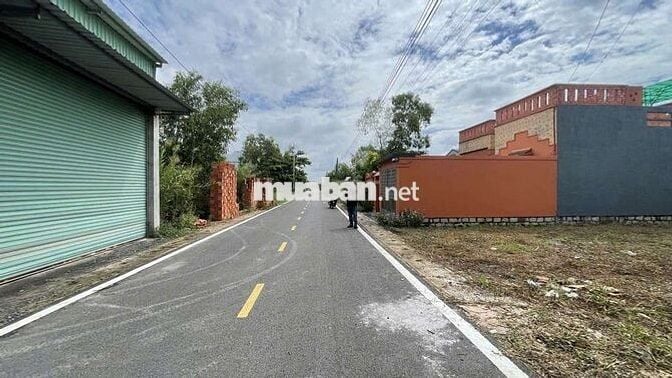 Bán đất cách biển 1km Lộc An xã Phước Hải -TP HCM.
Dt: 194m2 full thổ