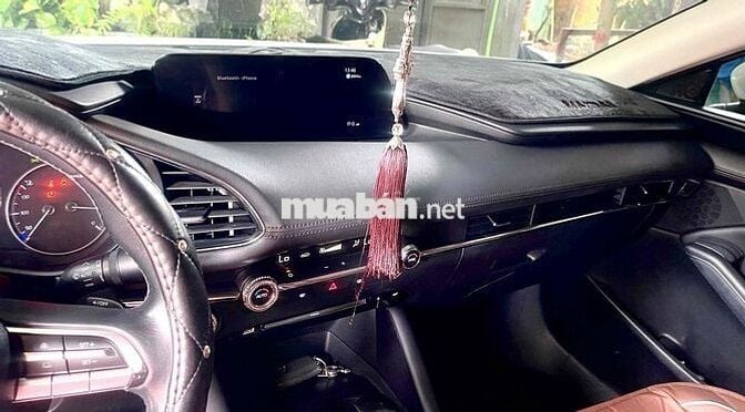 Mazda 3 /2020 -> premium sedan(trắng) xe đang chạy