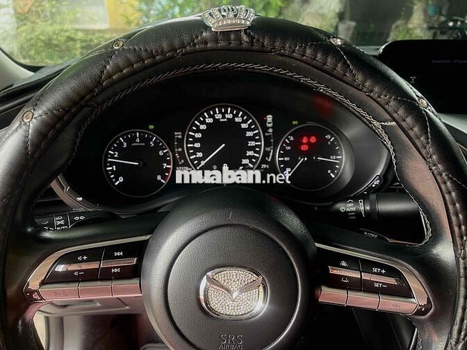 Mazda 3 /2020 -> premium sedan(trắng) xe đang chạy
