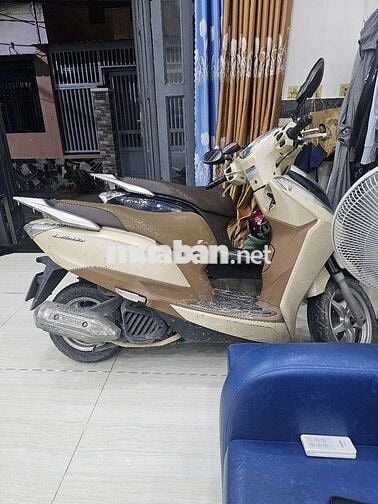 Xe máy Honda Lead 125 màu vàng cát