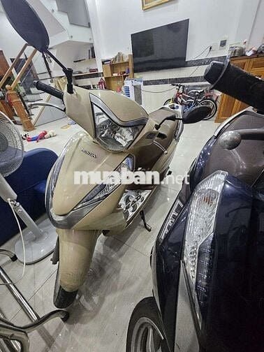 Xe máy Honda Lead 125 màu vàng cát