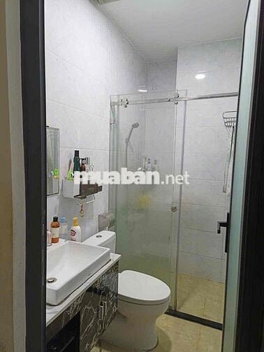 Cho thuê nhà 3 tầng (4m x 15m) có 3 phòng ngủ hẻm nhựa 7m hướng Nam