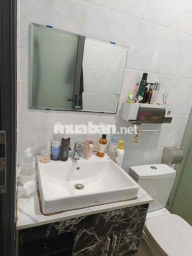 Cho thuê nhà 3 tầng (4m x 15m) có 3 phòng ngủ hẻm nhựa 7m hướng Nam