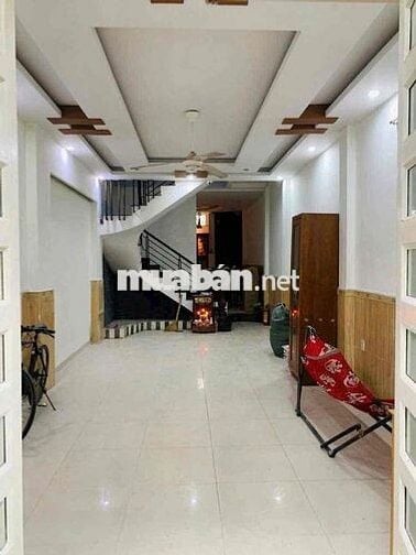 Cho thuê nhà 3 tầng (4m x 15m) có 3 phòng ngủ hẻm nhựa 7m hướng Nam