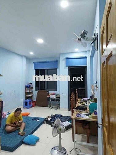 Cho thuê nhà 3 tầng (4m x 15m) có 3 phòng ngủ hẻm nhựa 7m hướng Nam