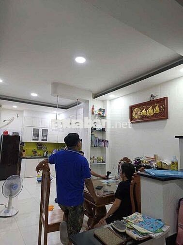 Cho thuê nhà 3 tầng (4m x 15m) có 3 phòng ngủ hẻm nhựa 7m hướng Nam