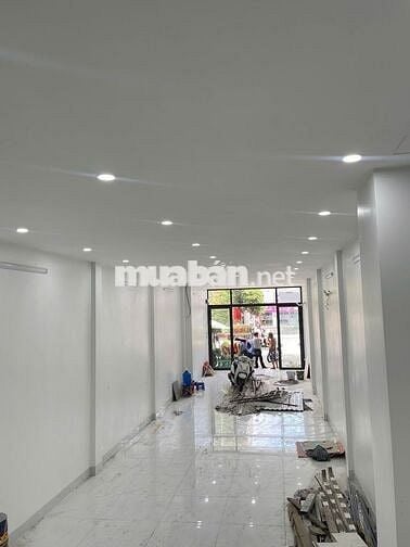 Mặt Tiền Đường Cách Mạng Tháng 8 Vỉa Hè Rộng Nhà Mới.