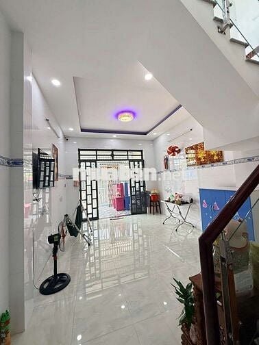 Bán nhà lầu đúc chính chủ , nhà kiêng cố mới xây 2 năm