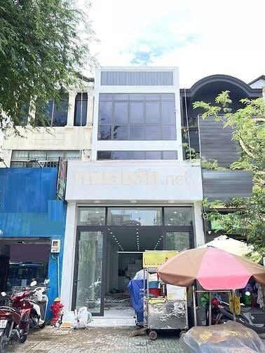 Mặt Tiền Đường Cách Mạng Tháng 8 Vỉa Hè Rộng Nhà Mới.