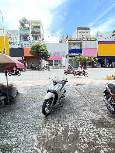 Mặt Tiền Đường Cách Mạng Tháng 8 Vỉa Hè Rộng Nhà Mới.