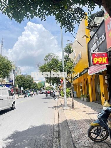 Mặt Tiền Đường Cách Mạng Tháng 8 Vỉa Hè Rộng Nhà Mới.