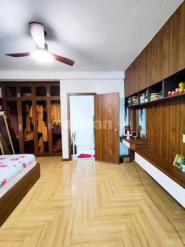 Cho thuê nhà nguyên căn 3 tầng , 6 phòng ngủ ,  ô tô để trong nhà 