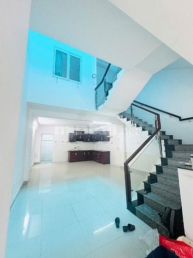 Cho thuê nhà nguyên căn 3 tầng , 6 phòng ngủ ,  ô tô để trong nhà 