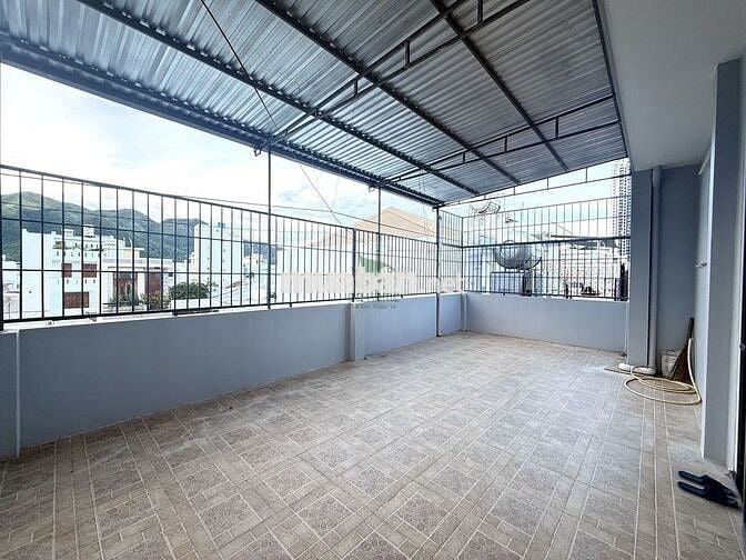 CHO THUÊ BIỆT THỰ ĐẸP MỚI 4 PHÒNG NGỦ GẦN BIỂN KHU VĨNH HOÀ