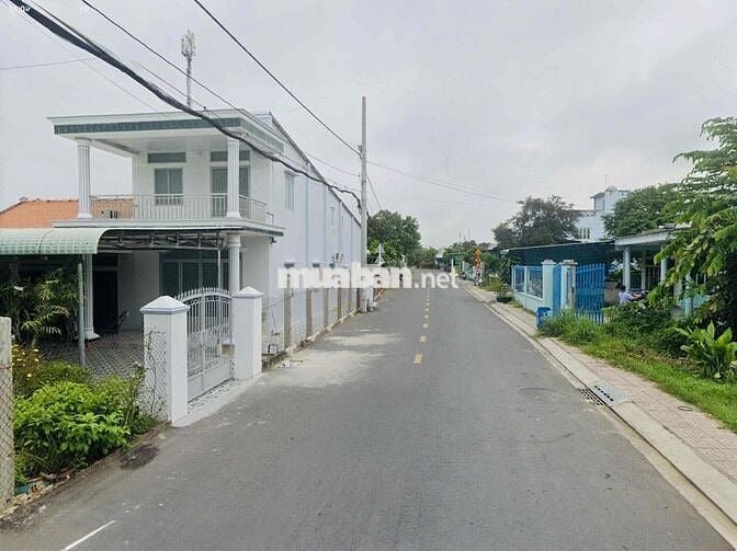 CHỦ NGỘP BÁN GẤP LÔ GÓC 2MT THỊ TRẤN CỦ CHI 250m2 900TR  SHR FUL THỔ