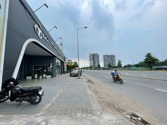 Nhà mt Nguyễn Văn Linh, Q7, sát NTT.Dt 10m×30m,2 lầu,hd thuê 50tr,33ty