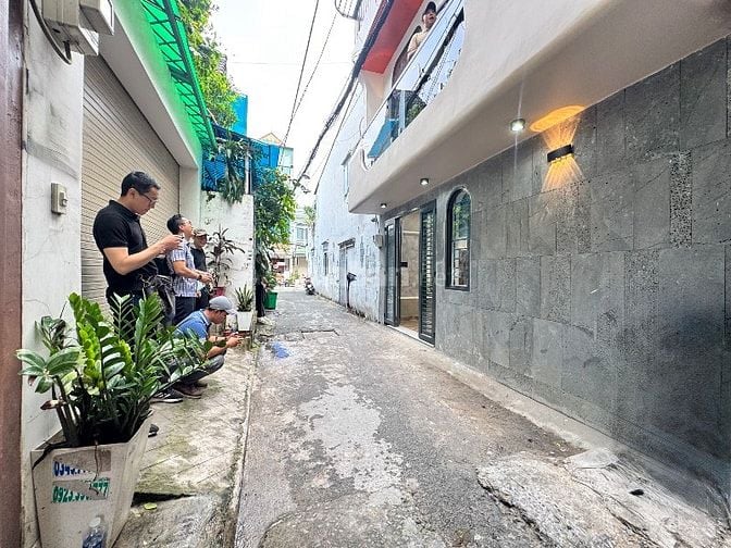 NHÀ PHỐ NGAY TÂN BÌNH HẺM XE HƠI 