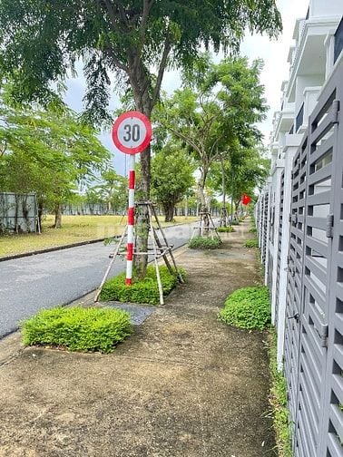 Bán căn nhà phố 1 trệt 3 lầu giá tốt nhất thị trường