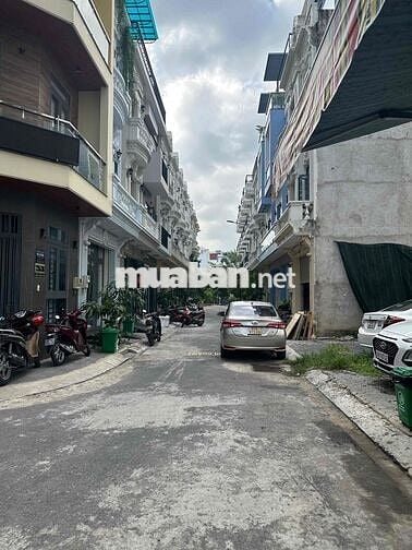 Phòng trọ cao cấp, nằm trong khu biệt lập bảo vệ 24/24 có công viên