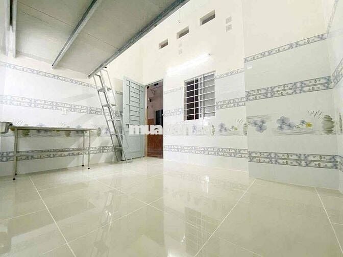 Phòng gác cao 2 mét gần Etown Cộng Hoà