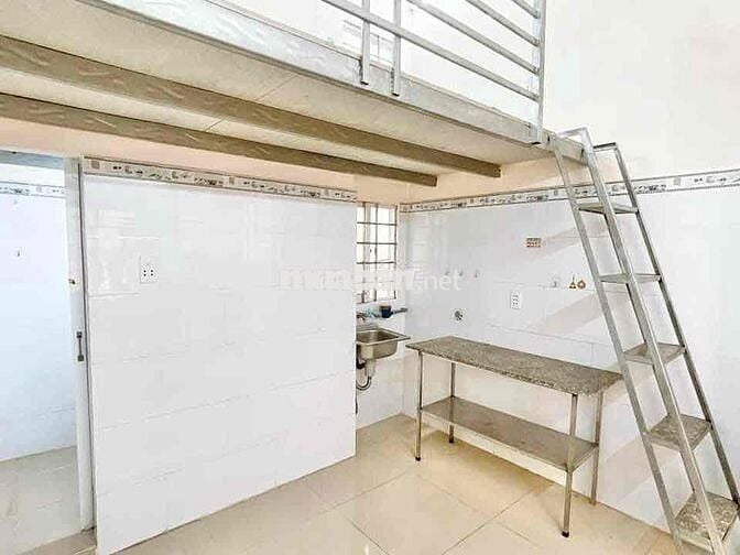 Phòng gác cao 2 mét gần Etown Cộng Hoà