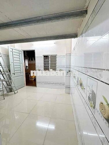 Phòng gác cao 2 mét gần Etown Cộng Hoà