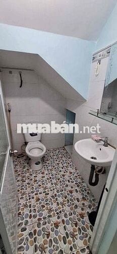 Cho thuê nhà 3 tầng (3m x 10m) có 3 phòng ngủ hẻm xe tải 6m thông