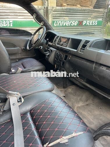 Ô tô tải van Toyota Hiace 3 chỗ 2010