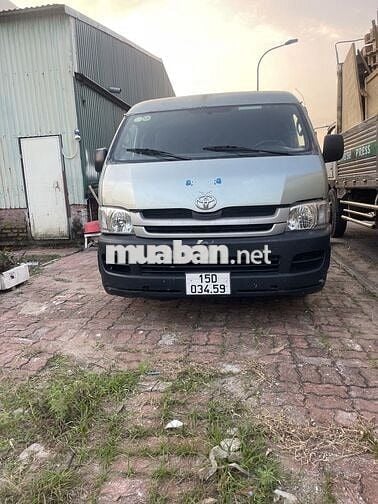 Ô tô tải van Toyota Hiace 3 chỗ 2010