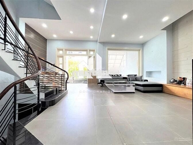 NHÀ CHO THUÊ MT HOA LAN_ 8X18M_ HẦM TRÊT 3 LẦU ST. CÓ THANG MÁY