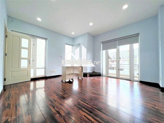 NHÀ CHO THUÊ MT HOA LAN_ 8X18M_ HẦM TRÊT 3 LẦU ST. CÓ THANG MÁY