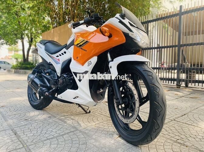 Xe máy màu Trắng Cam, chất liệu Kim loại Nhựa