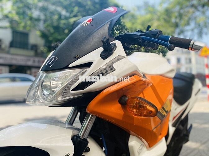 Xe máy màu Trắng Cam, chất liệu Kim loại Nhựa