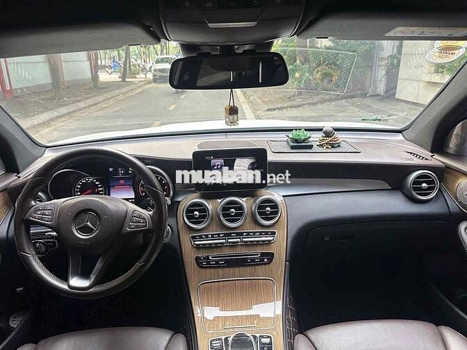 Mercedes Benz GLC250 4Matic sx 2016 màu trắng