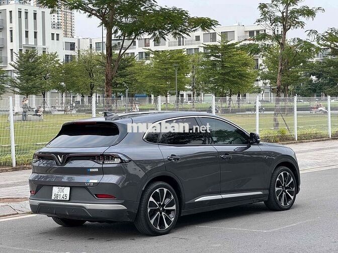 VF8 Plus 2022 thuê Pin tiên phong 17.000km